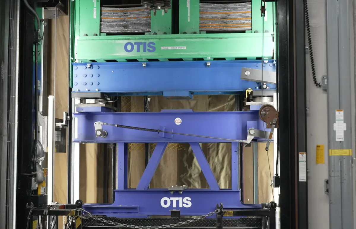 Otis tenta se firmar como ação defensiva, mas tropeça em meio à volatilidade